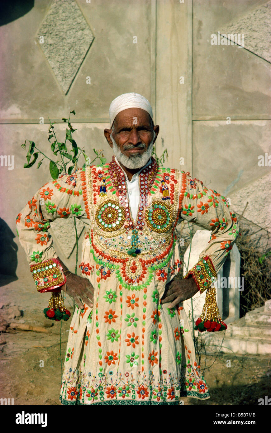 L homme en costume traditionnel Alipur village pr s de Rawalpindi