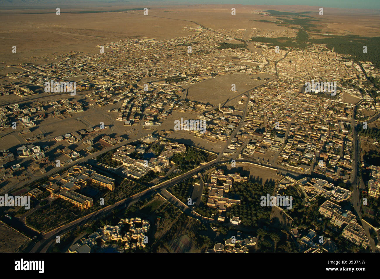 Vue aérienne d'un ballon de la ville oasis de Tozeur Tunisie Afrique du Nord Afrique Banque D'Images