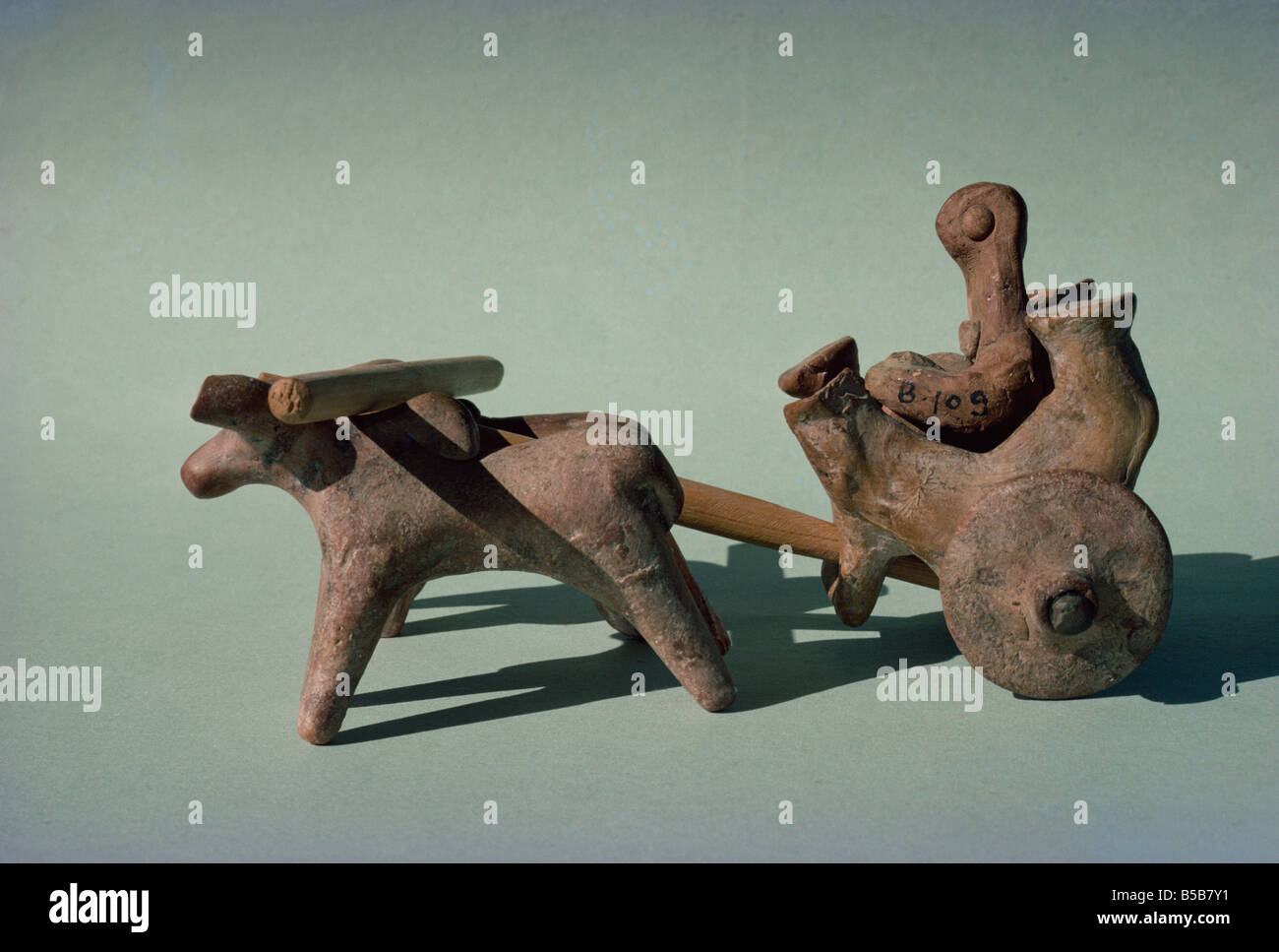 La figure dans un chariot ou panier dessiné par les animaux de la civilisation de l'Indus à Mohenjodaro dans le musée de Karachi Pakistan Asie Banque D'Images