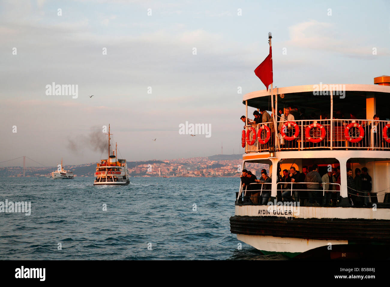 Les gens sur le bateau traversant le Bosphore, Istanbul, Turquie, Europe Banque D'Images