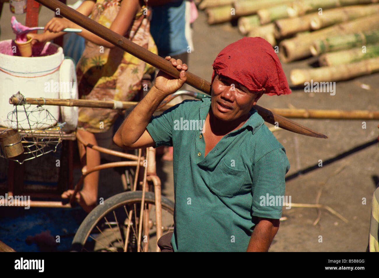 L'homme travaillant sur les docks de la ville d'Iloilo, Panay, îles Visayan, aux Philippines, en Asie du sud-est Banque D'Images