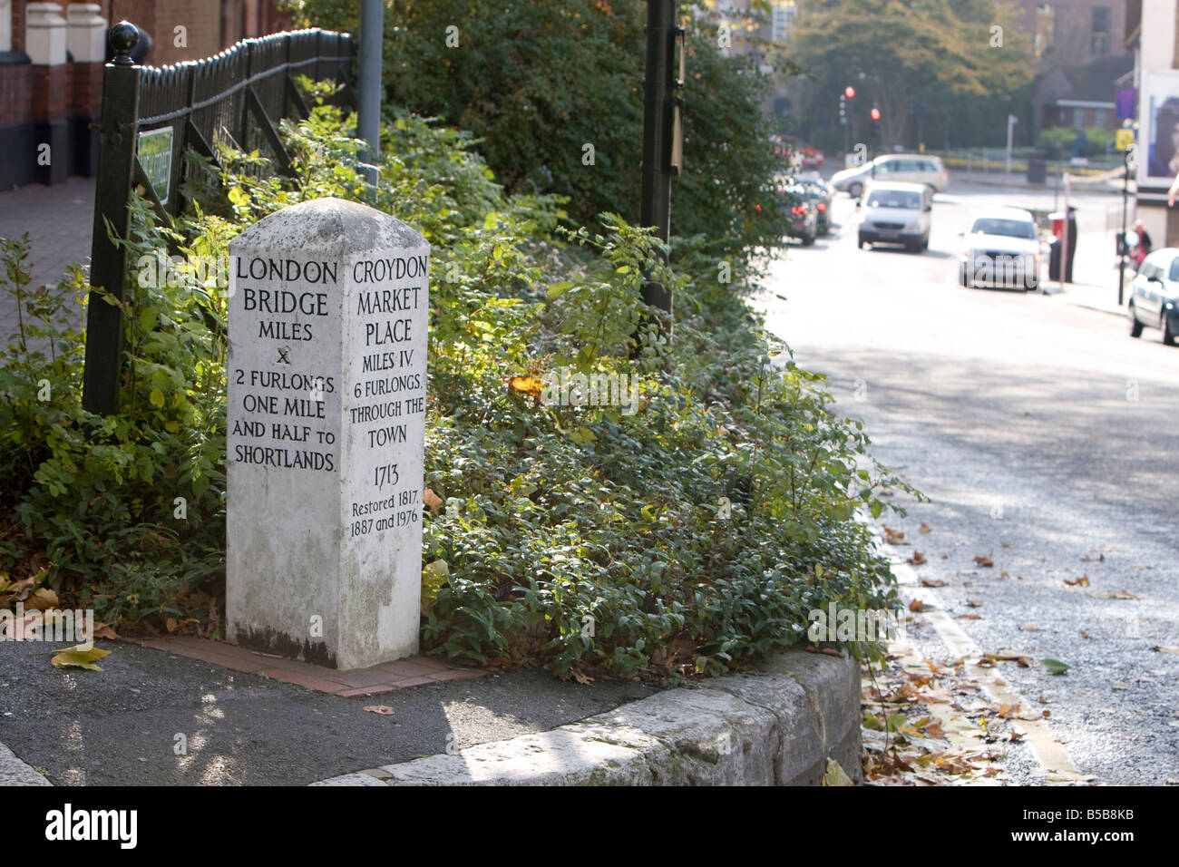 Mile stone situé au coin de High Street et Bromley Road, Beckenham Kent, UK Banque D'Images