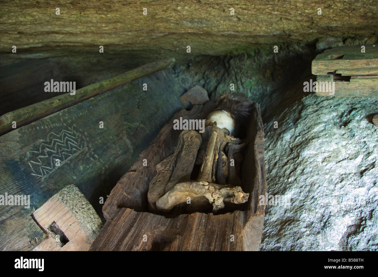 Momies grotte avec unique processus de momification y compris les organes internes, Kabayan Ville, province de Benguet, Luzon, Philippines Banque D'Images