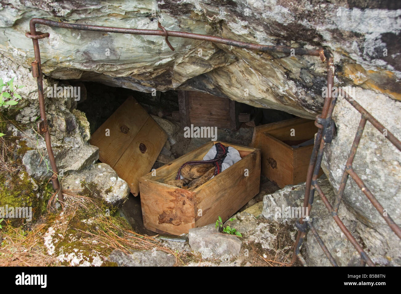 Momies grotte avec unique processus de momification y compris les organes internes, Kabayan Ville, province de Benguet, Luzon, Philippines Banque D'Images