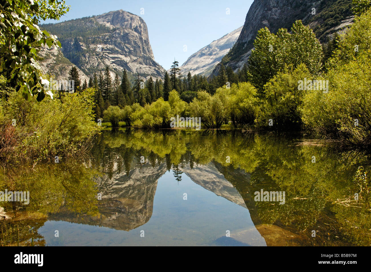 Mirror Lake dans le Parc National de Yosemite avec Mont Watkins reflété dans le lac Banque D'Images