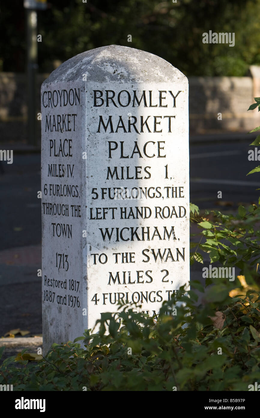 Mile stone situé au coin de High Street et Bromley Road, Beckenham Kent, UK Banque D'Images