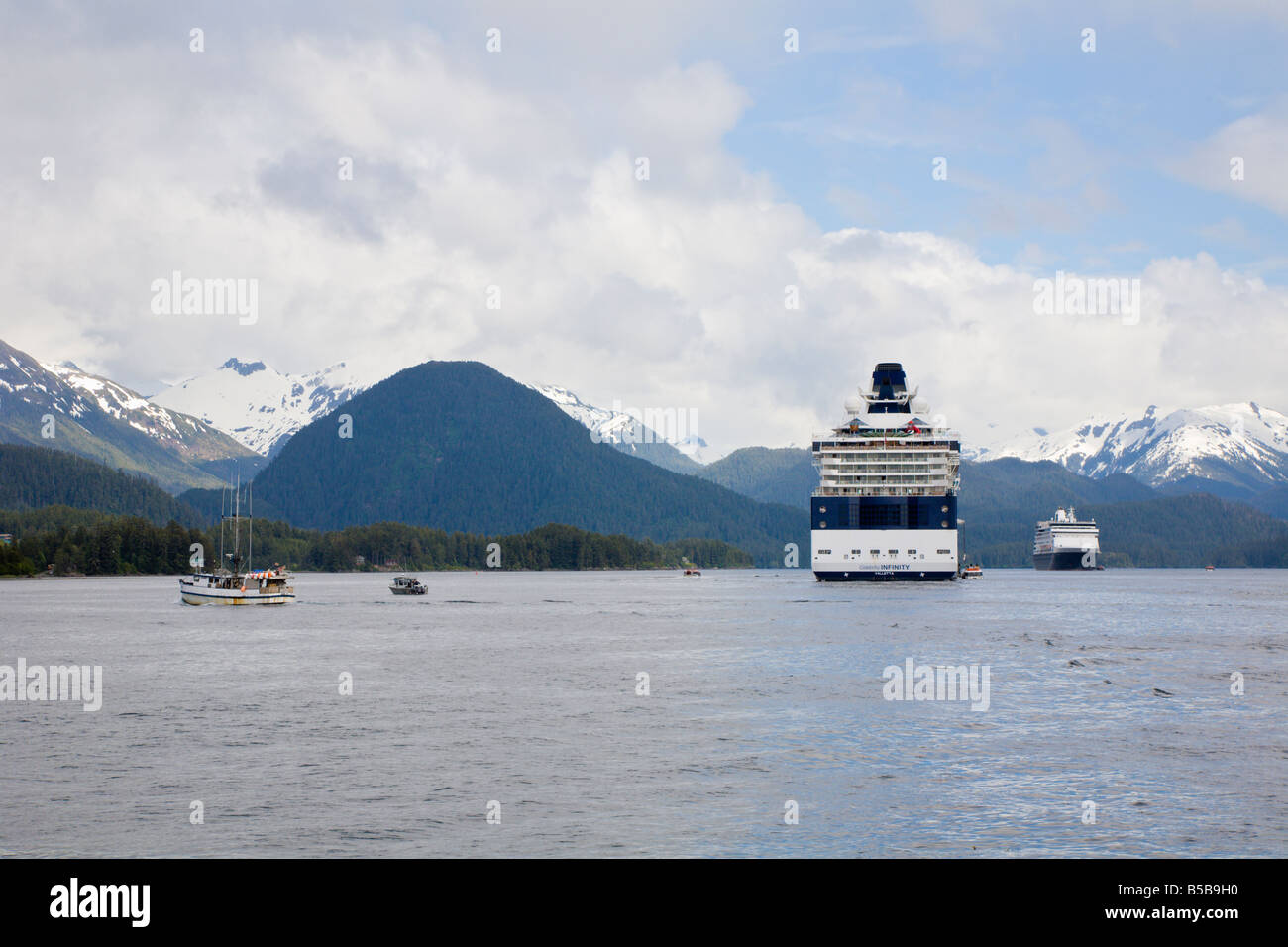 Les navires de croisière et les bateaux de pêche en Manche orientale à Sitka, Alaska Banque D'Images