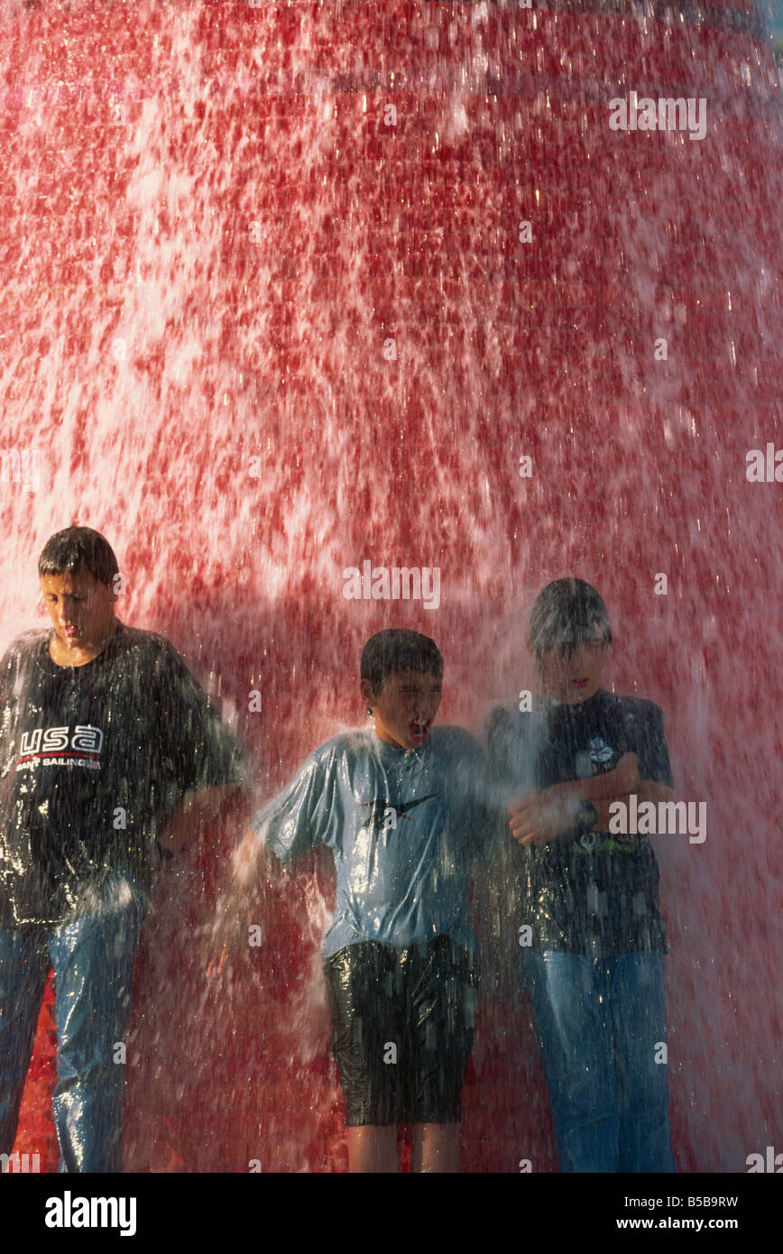 Les garçons eux-mêmes rafraîchissante en été sous l'eau fontaines Expo 98 Lisbonne Portugal Europe Banque D'Images