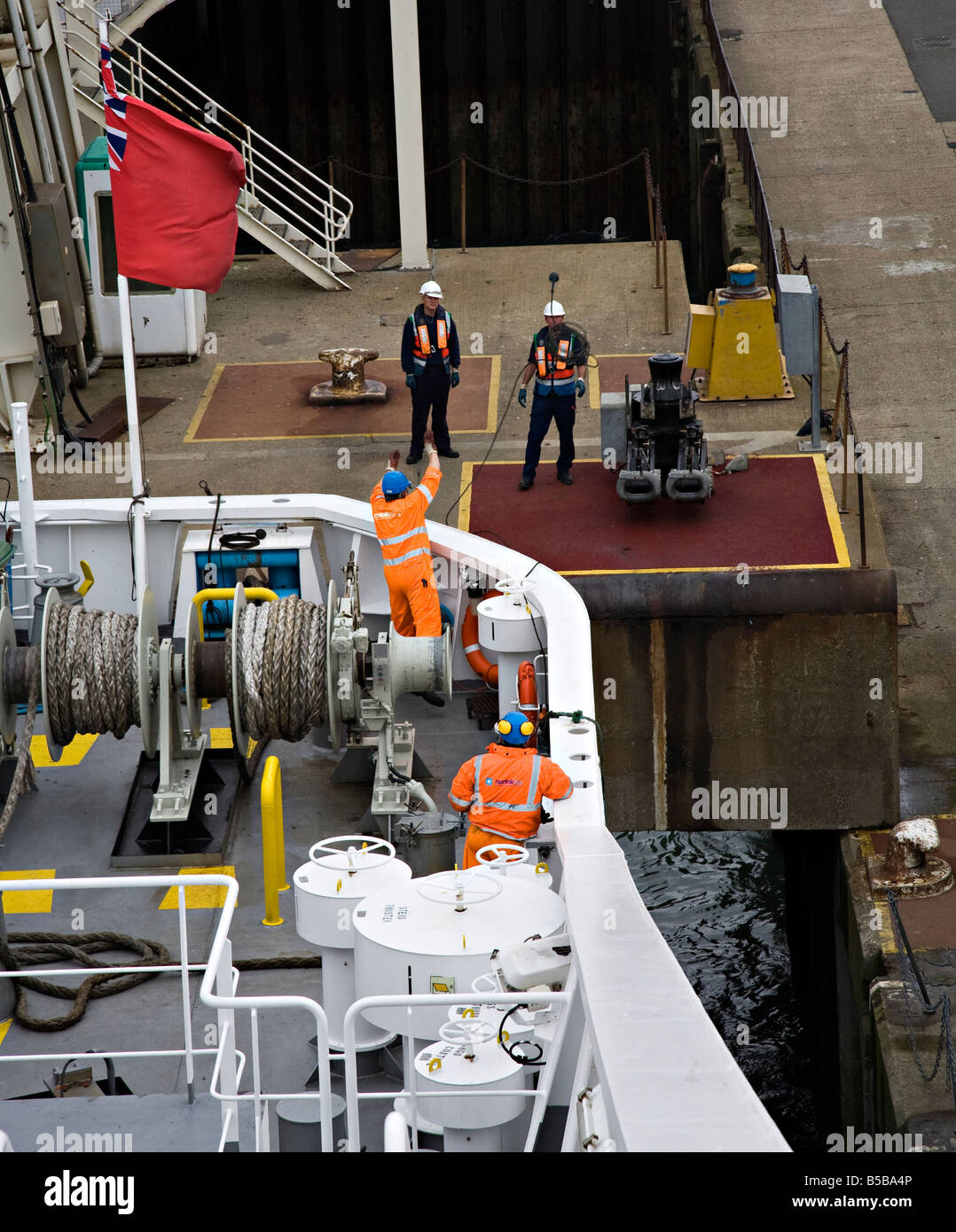 Man throwing ligne pondérée d'amarrage à quai et port de Douvres Angleterre UK Banque D'Images