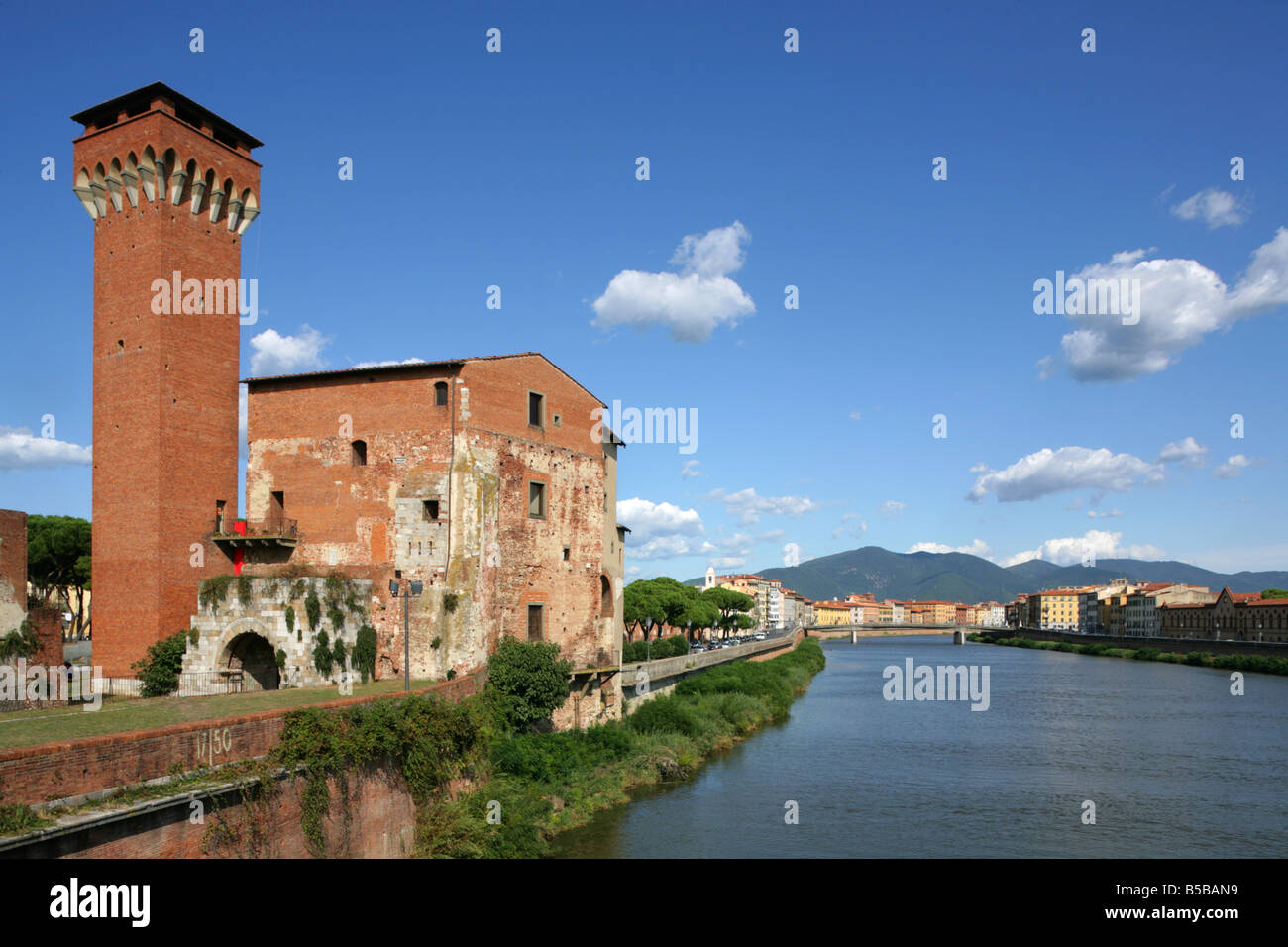 Torrre Guelfa et la Fortezza Vecchia, sur les rives du fleuve Arno, Pise, Italie. Banque D'Images