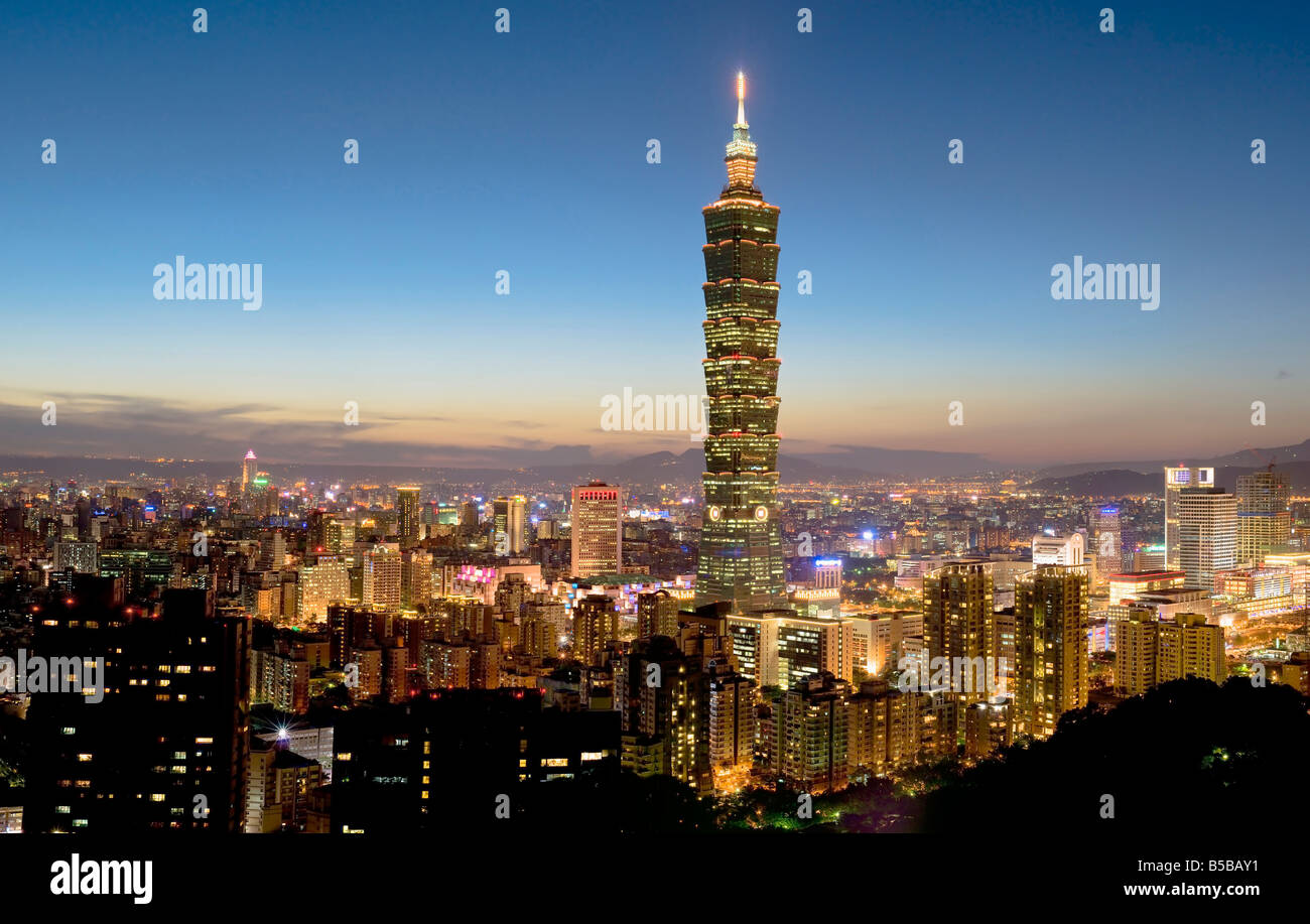 Une large vue panoramique sur les toits de Taipei en début de soirée. Avec Taipei 101, le plus haut gratte-ciel du monde Banque D'Images