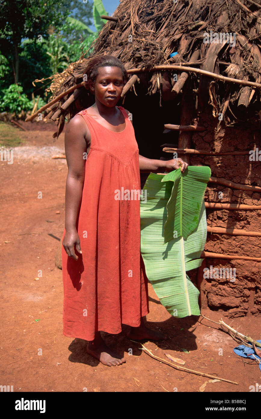 Femme avec des feuilles de banane pour l'utiliser comme surface de travail ou de la plaque Afrique Afrique de l'Est de l'Ouganda Banque D'Images