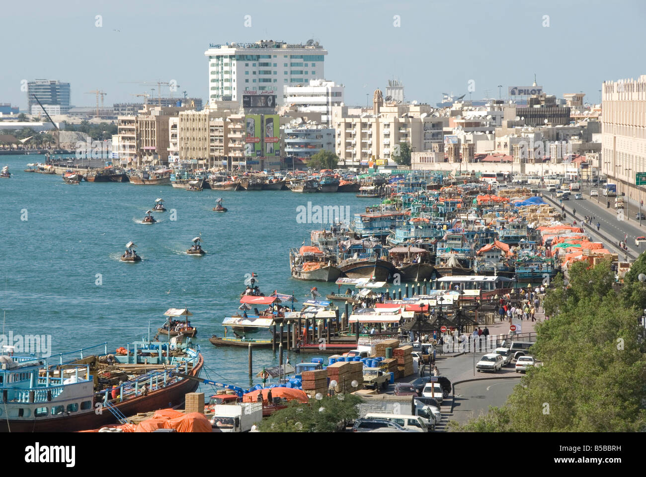 Les dhows amarré le long des quais de déchargement pour Deira Dubai Creek Dubai Emirats Arabes Unis Moyen-orient Banque D'Images