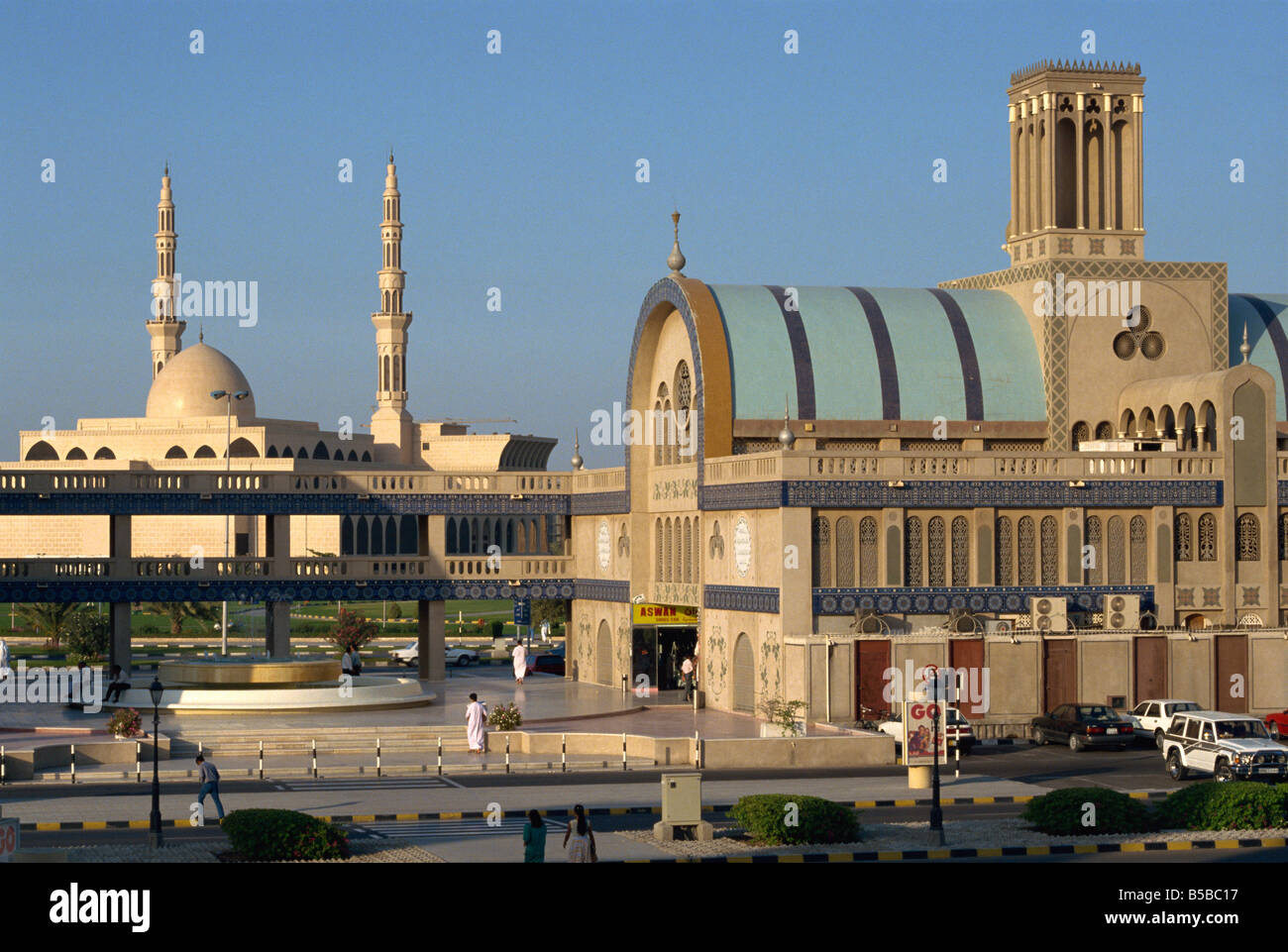 Nouveau souk et nouvelle mosquée Sharjah Emirats Arabes Unis Moyen-orient Banque D'Images