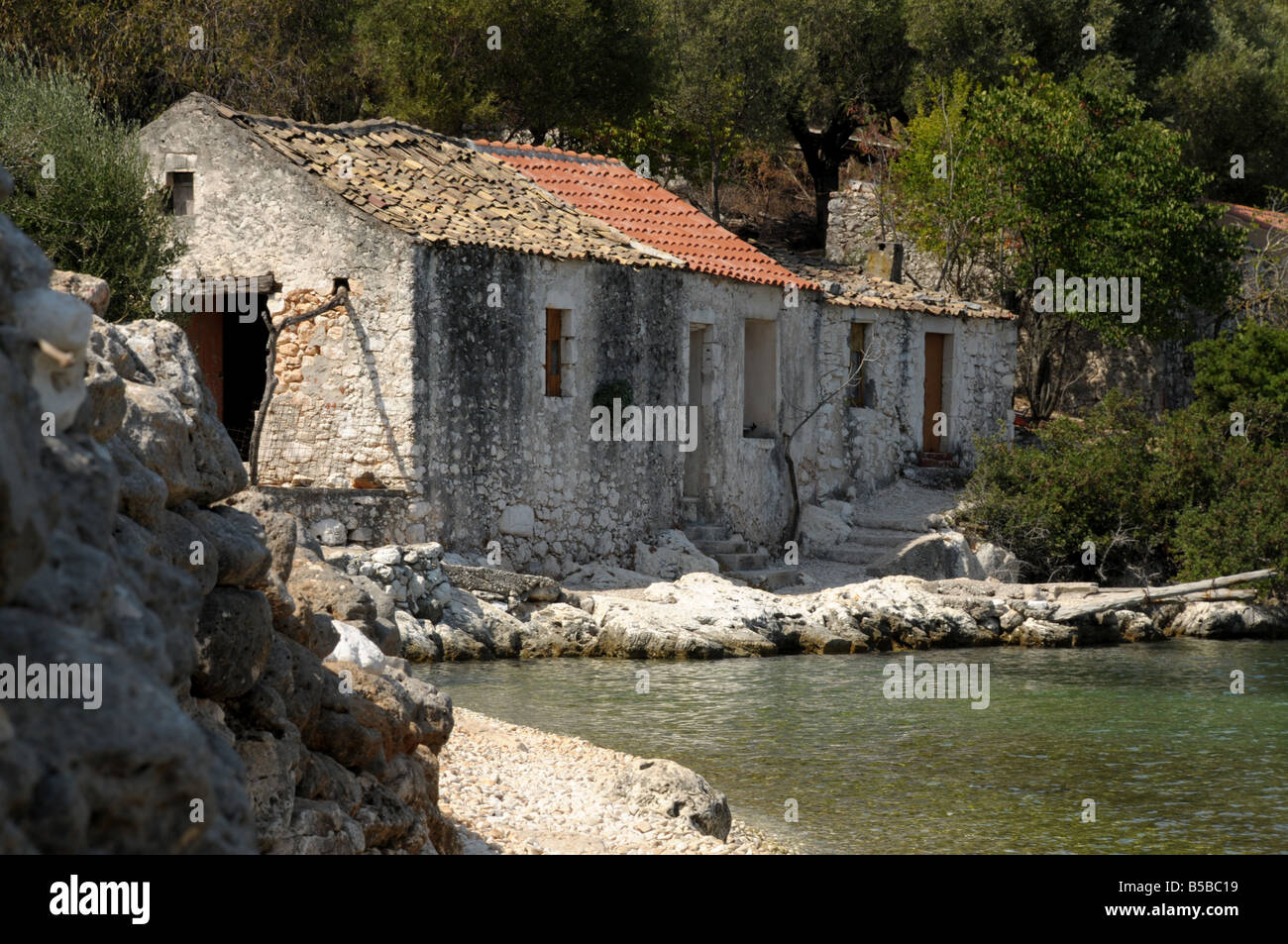 Maison de pêcheur déserté par l'eau à Kefalonia, Grèce Banque D'Images