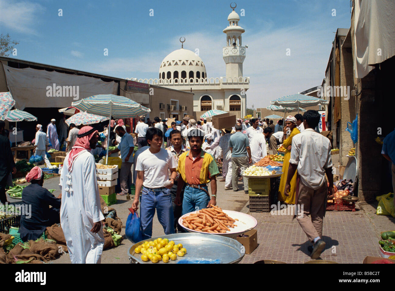 Souk aux légumes avec derrière la Mosquée Abu Dhabi Emirats Arabes Unis Moyen-orient Banque D'Images