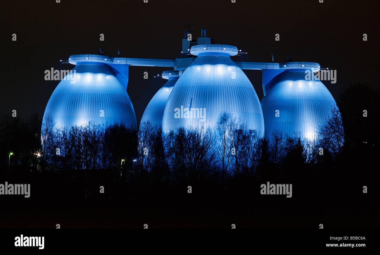 L'usine de nuit floodlited clarification Klärwerk nachts beleuchtet à Bottrop - Welheimer Mark Allemagne Banque D'Images