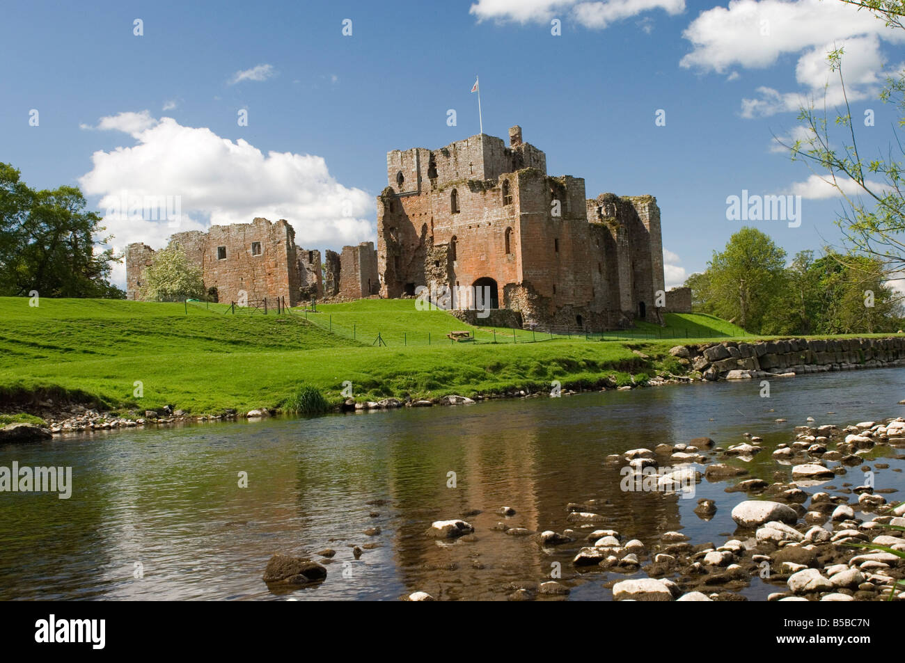 848 Château de l'autre côté de la rivière Eamont, Penrith, Cumbria, Angleterre, Europe Banque D'Images