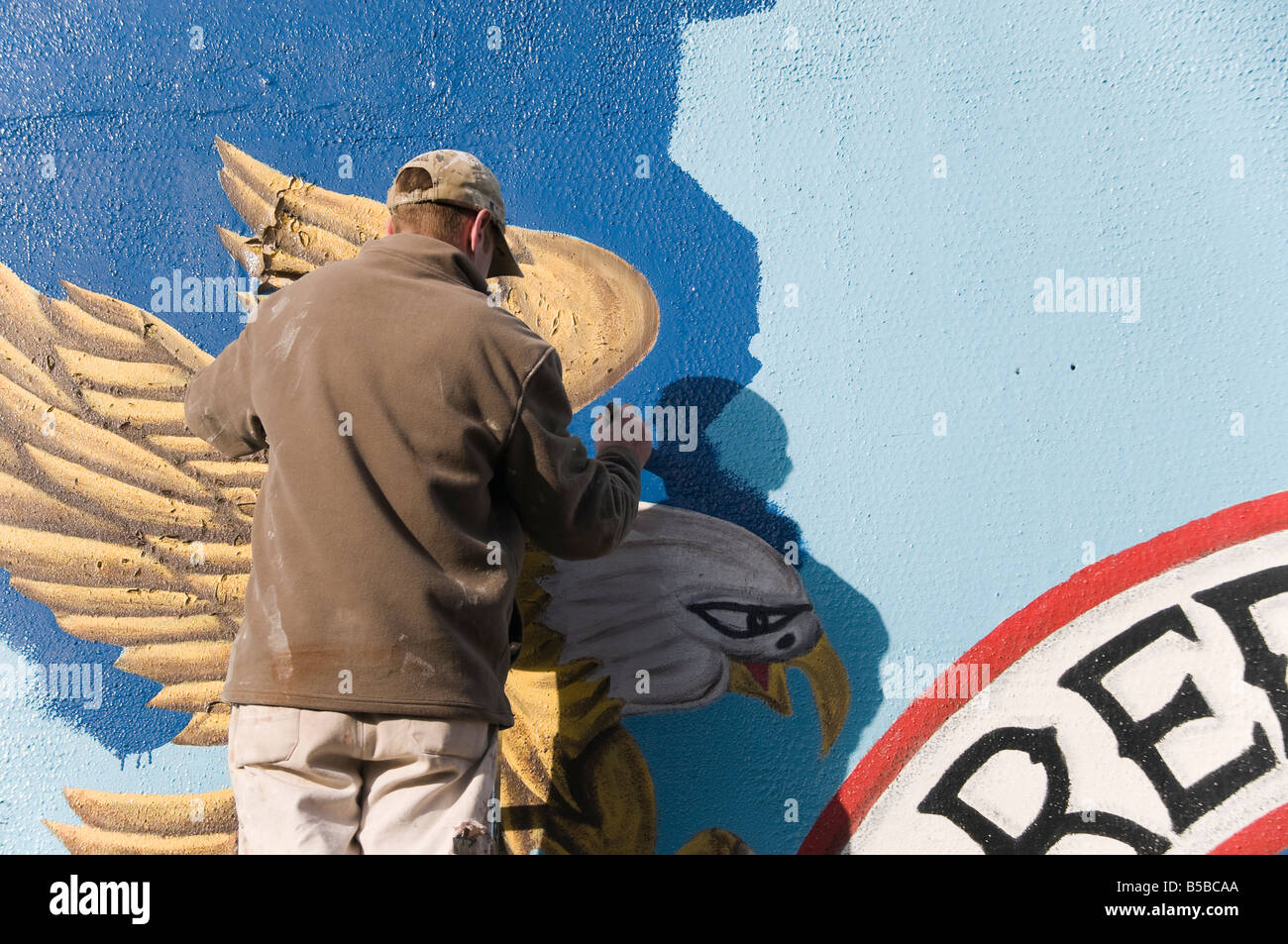 L'homme sur l'échelle d'une peinture murale sur la protestante Shankill Road, Belfast Banque D'Images