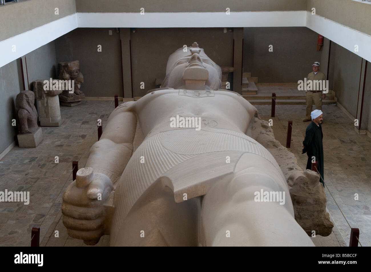 La gigantesque statue en pierre calcaire sculpté de Ramsès II dans le musée en plein air à Memphis, l'ancienne capitale de l'Aneb-Hetch, le premier nome de Basse Égypte Banque D'Images