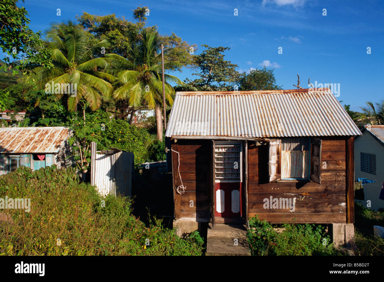 Maisons en bois typique de la vieille ville vieille route St Kitts Iles sous le vent Antilles Caraïbes Amérique centrale Banque D'Images