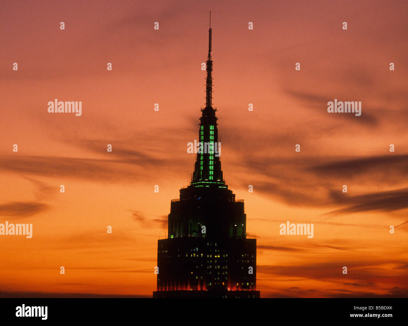 Empire State Building, Art Deco, gratte-ciel de New York au coucher du soleil silhoueted contre un ciel rouge.New york City National site historique. Banque D'Images