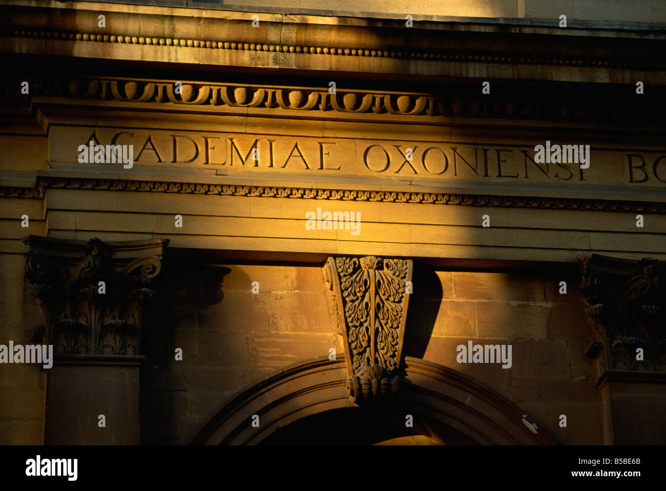 Lumière du soir sur inscription sur Sheldonian Theatre, Oxford, Oxfordshire, Angleterre, Europe Banque D'Images