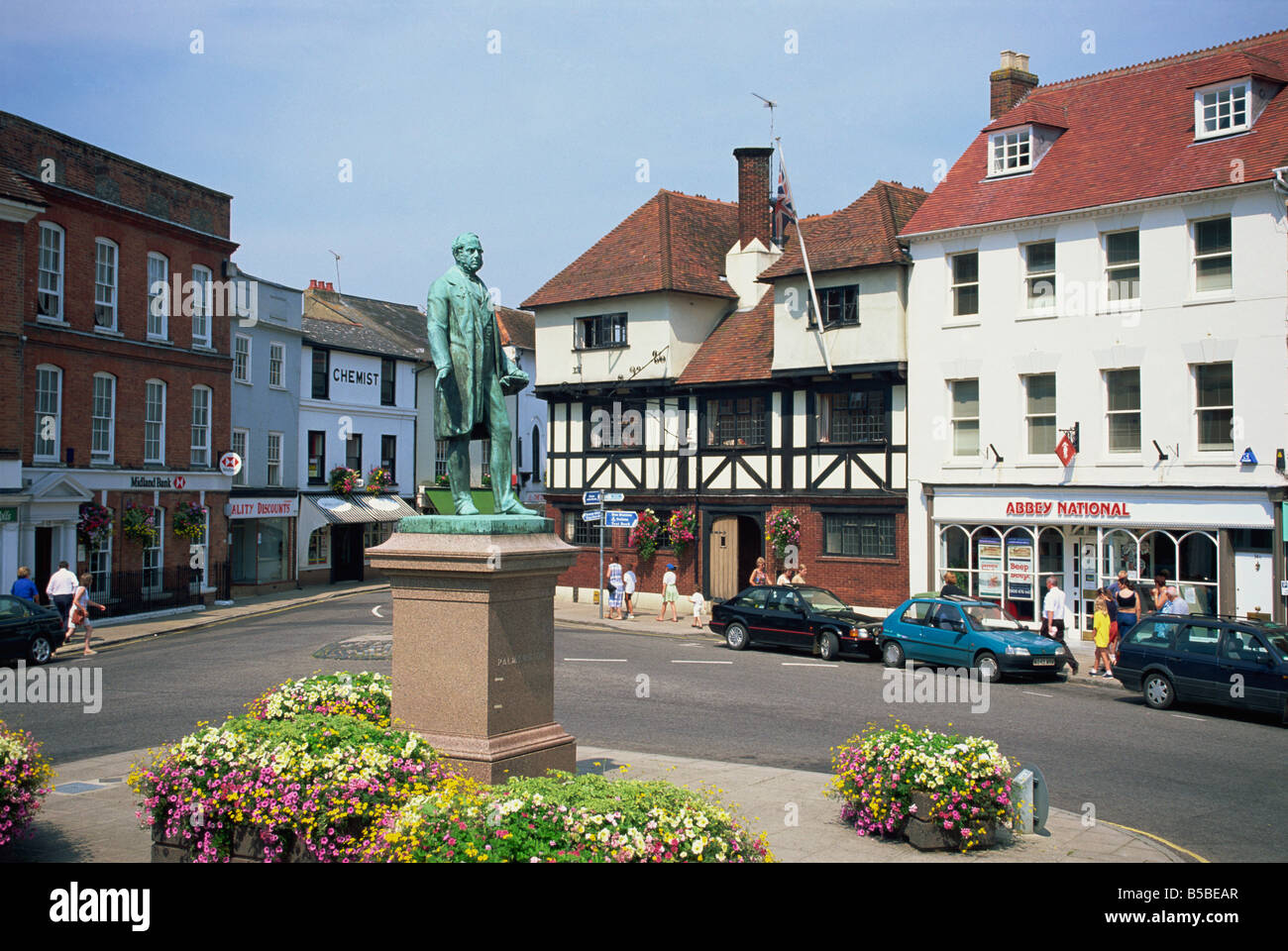 Maket Square et statue de Palmerston, Romsey, Hampshire, Angleterre, Europe Banque D'Images
