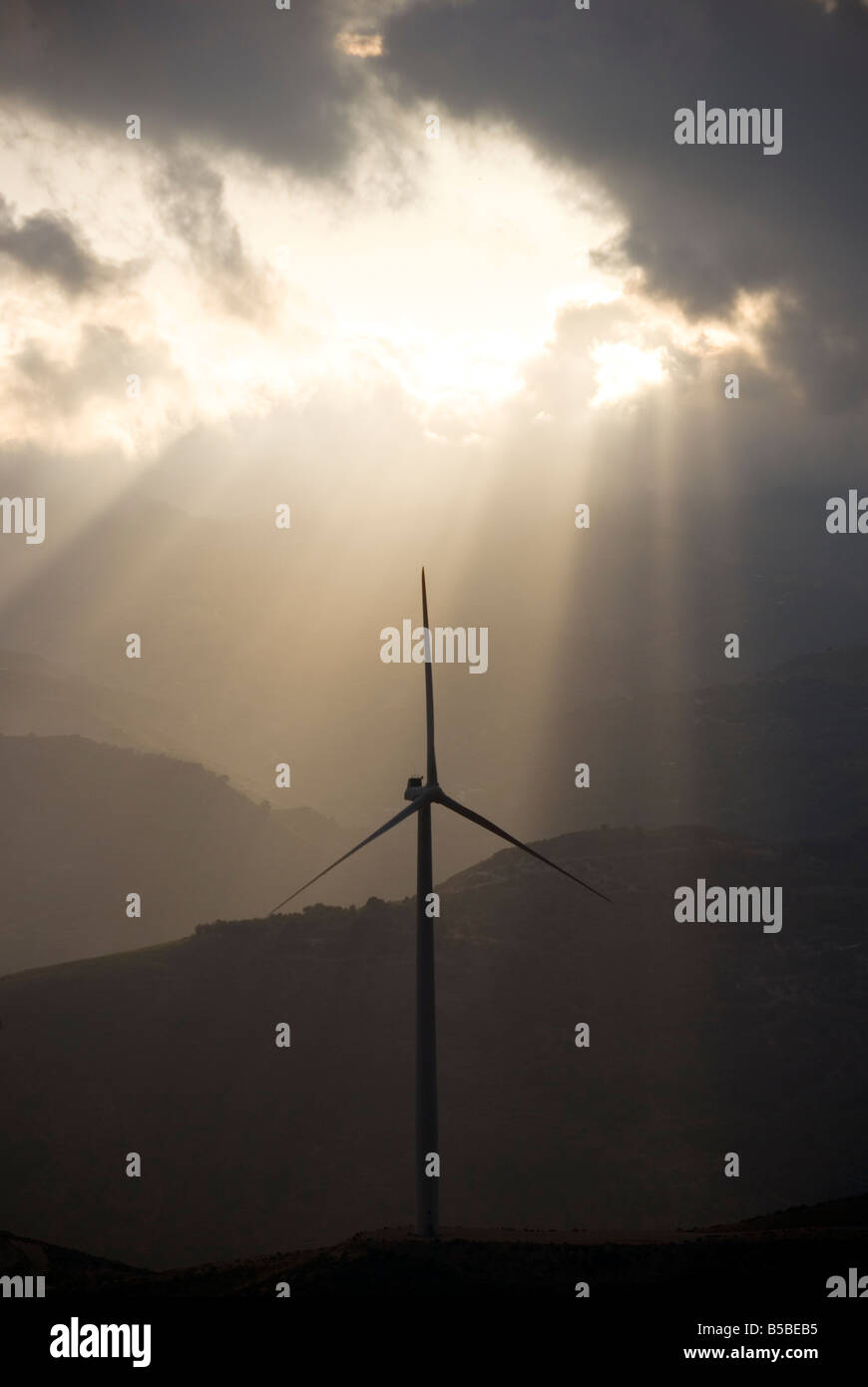 Les éoliennes qui produisent de l'énergie propre et durable, dans la Sierra Nevada de l'Andalousie, dans le sud de l'Espagne Banque D'Images