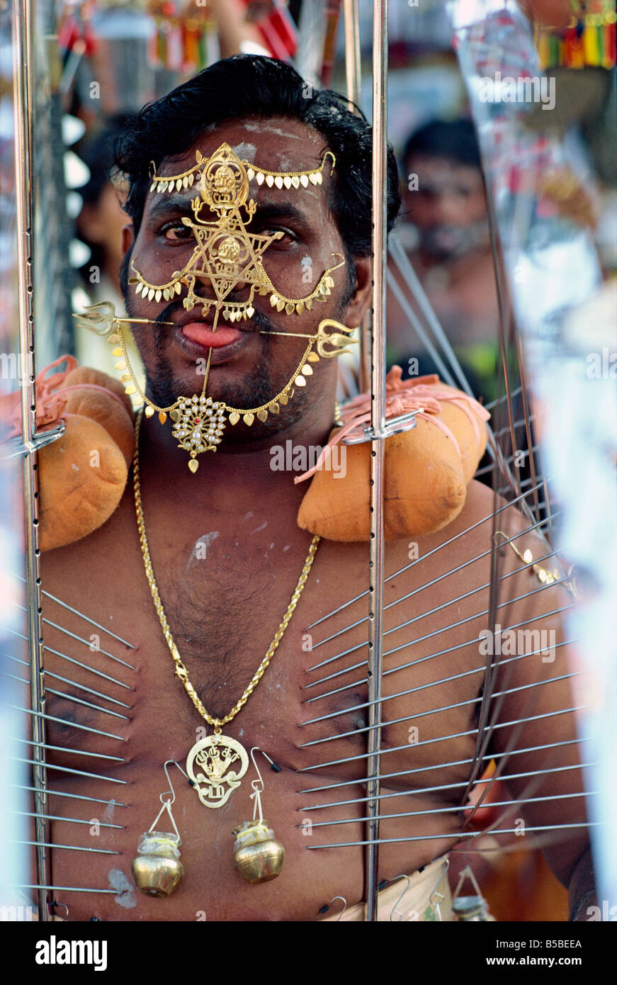 Portrait d'un homme avec langue piercée et les changements dans sa peau au cours de la procession de Thaipusam Kavadis dans festival de Banque D'Images