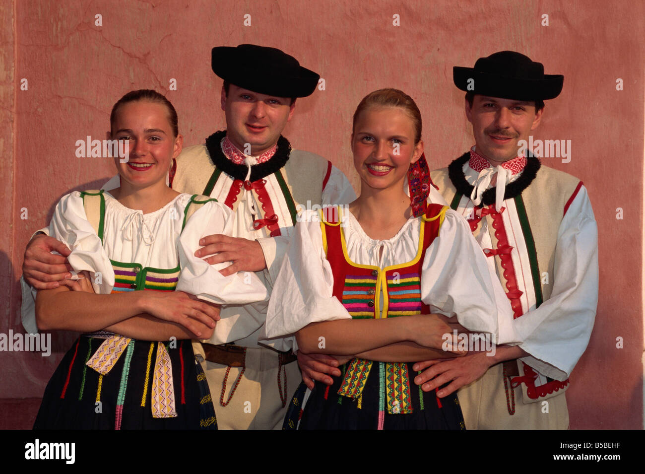 Deux couples en costume folklorique traditionnel slovaque Slovaquie Ke marok Europe Photo Stock Alamy