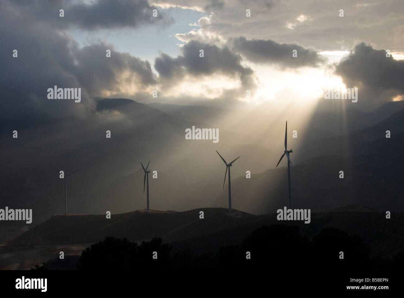 Les éoliennes qui produisent de l'énergie propre et durable, dans la Sierra Nevada de l'Andalousie, dans le sud de l'Espagne Banque D'Images