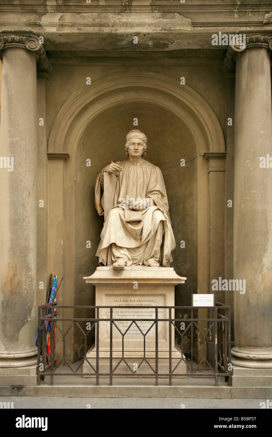 Statue de Arnolfo di Cambio dans la Piazza del Duomo, Florence, Italie. Banque D'Images