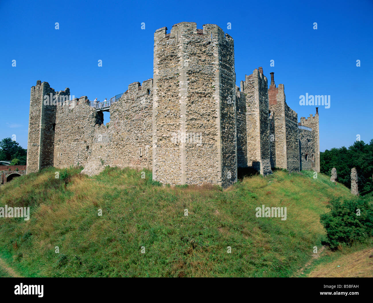 Château de Domfront, montrant les tours flanquantes, Docking, Suffolk, Angleterre, Europe Banque D'Images