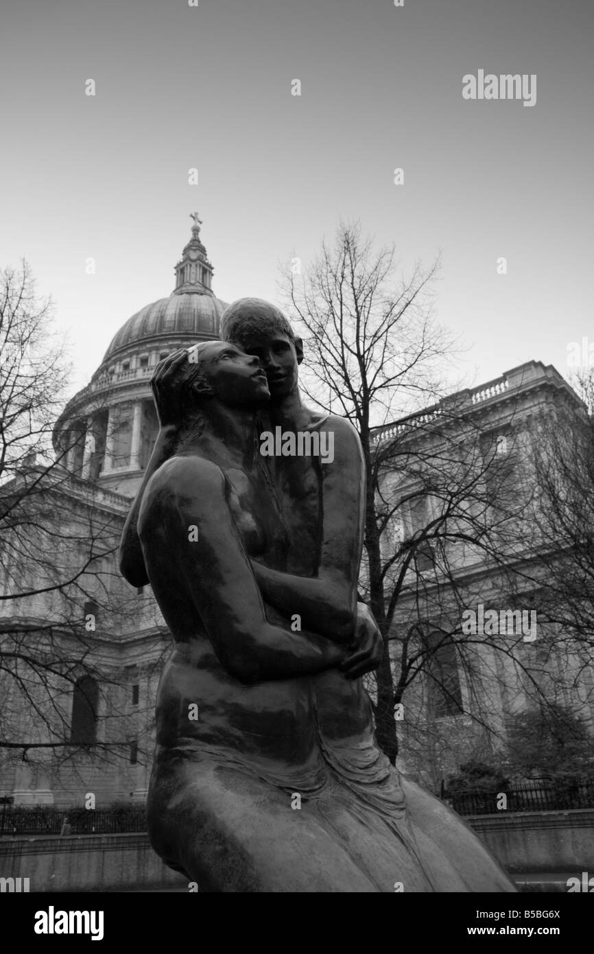 Image en noir et blanc de la sculpture les amoureux, Cannon Street (St. Paul's Churchyard), Londres, Angleterre, Europe Banque D'Images