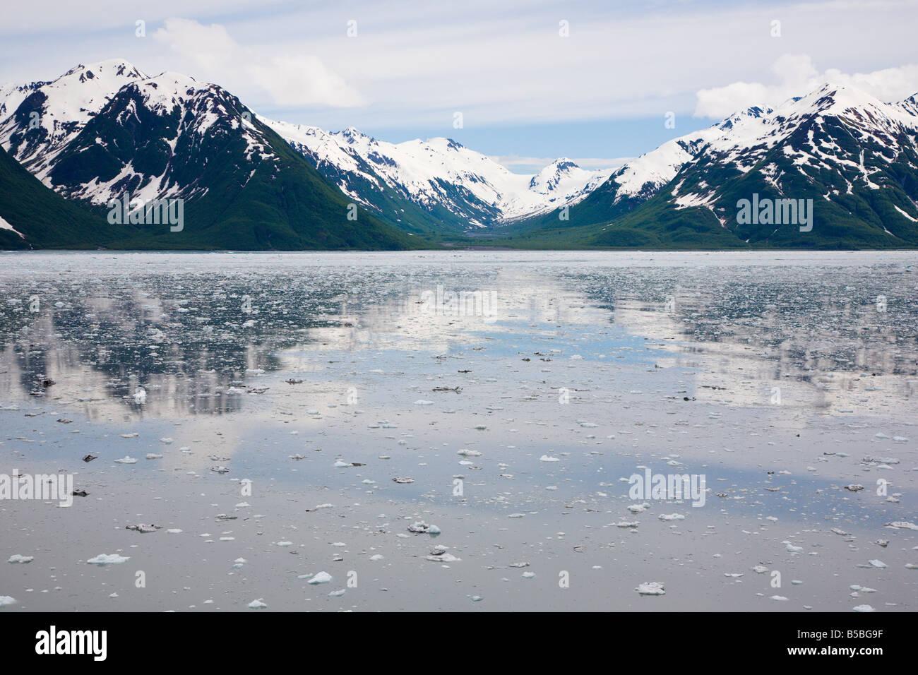 La glace de glacier Hubbard s'écoule au-delà des montagnes enneigées en désenchantement Bay et Bay Yakutat en Alaska Banque D'Images