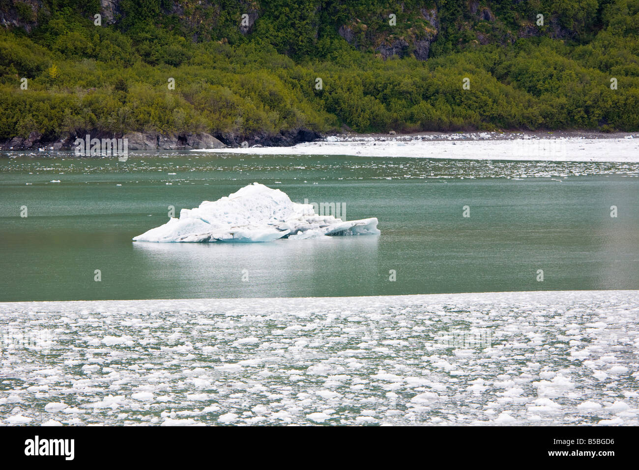 Grand iceberg flottant dans la baie près de désenchantement en Alaska Glacier Hubbard Banque D'Images