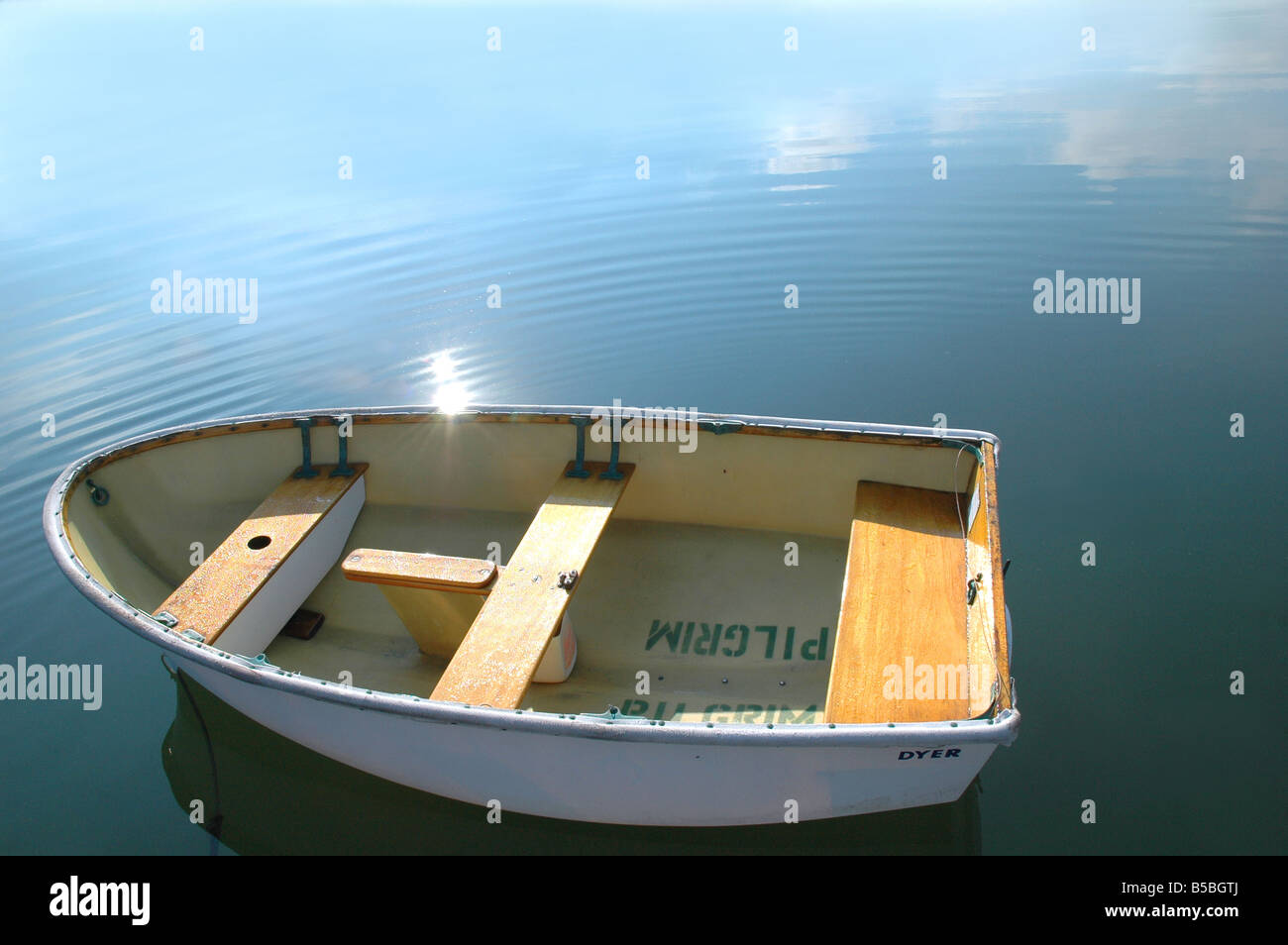 Un petit bateau de ligne vide seul sur un lac en eaux calmes reflétant la lumière du soleil de vue aériennes Banque D'Images