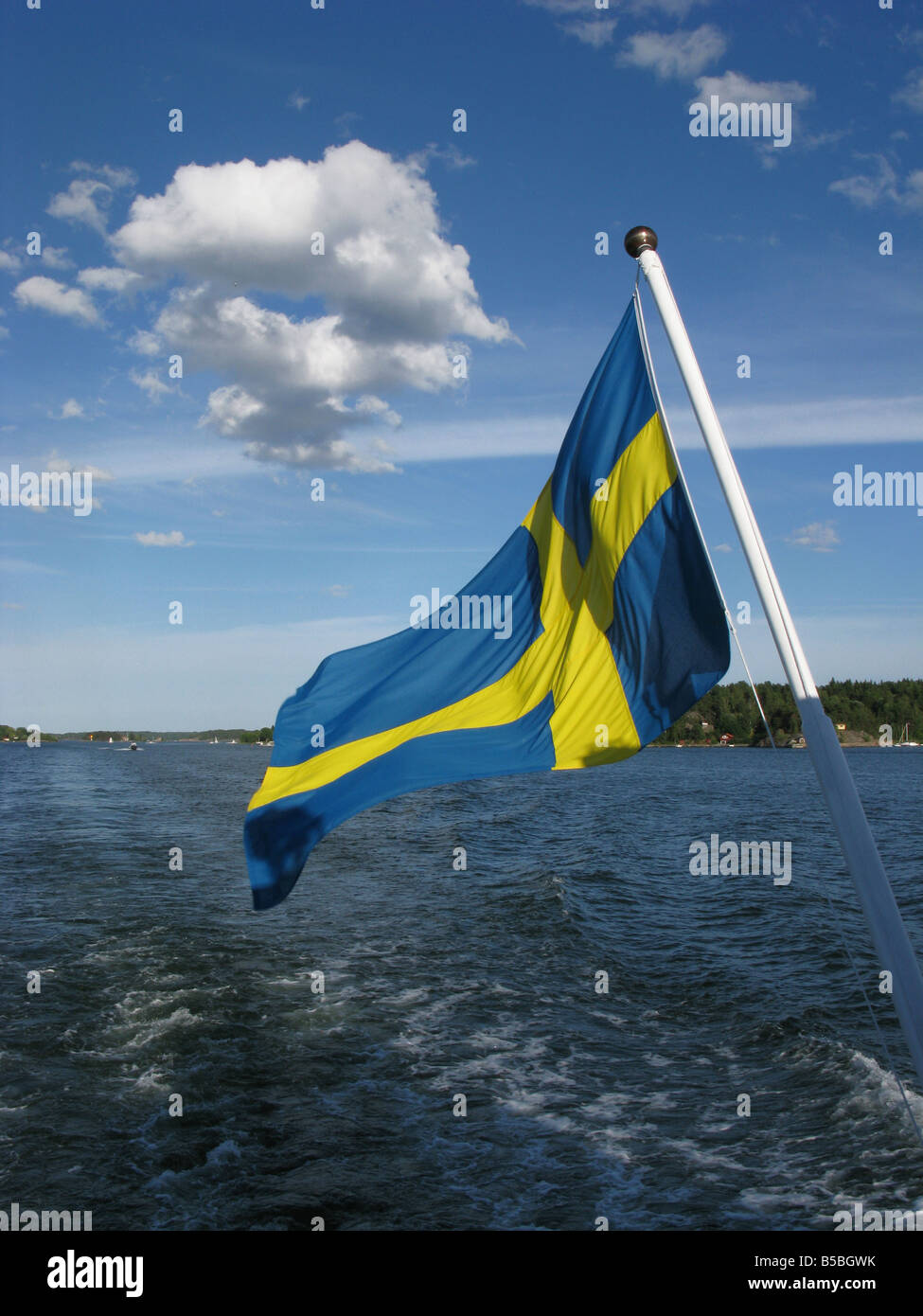 Drapeau national suédois sur un bateau dans l'archipel de Stockholm Banque D'Images