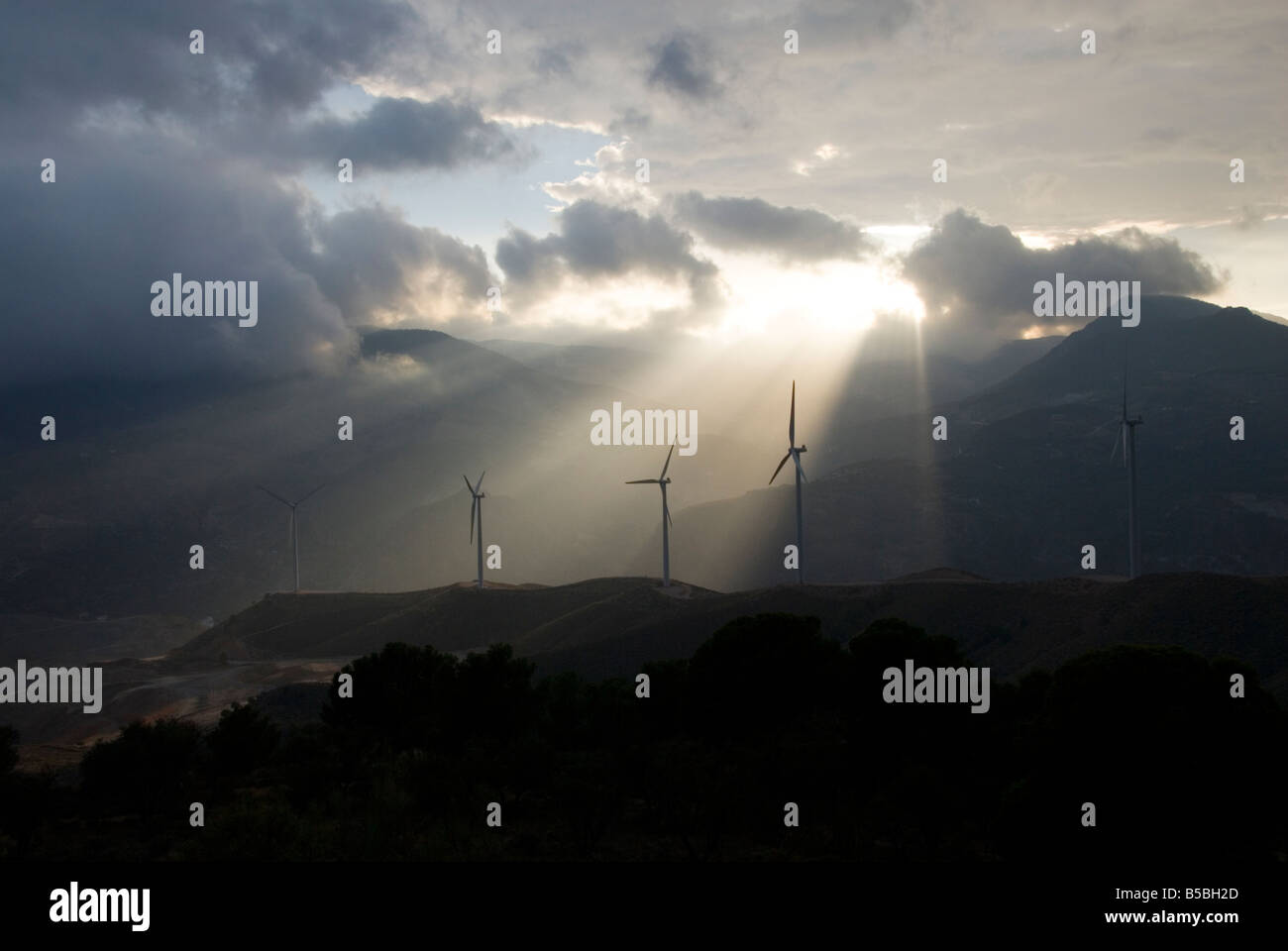 Les éoliennes qui produisent de l'énergie propre et durable, dans la Sierra Nevada de l'Andalousie, dans le sud de l'Espagne Banque D'Images Les éoliennes qui produisent de l'énergie propre et durable, dans la Sierra Nevada de l'Andalousie, dans le sud de l'Espagne Banque D'Images