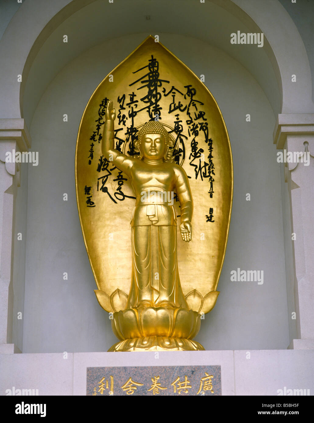 Statue de Bouddha à la Pagode de la paix bouddhiste Battersea Park Londres Angleterre Royaume-Uni Europe Banque D'Images