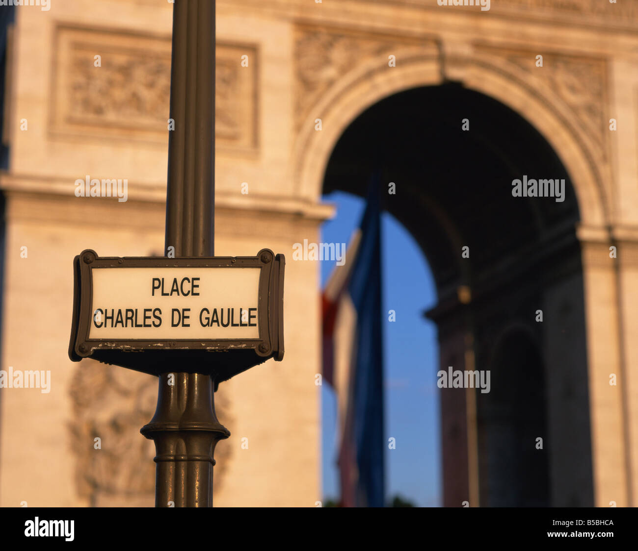 Place Charles de Gaulle street sign et l'Arc de Triomphe Paris France Europe Banque D'Images