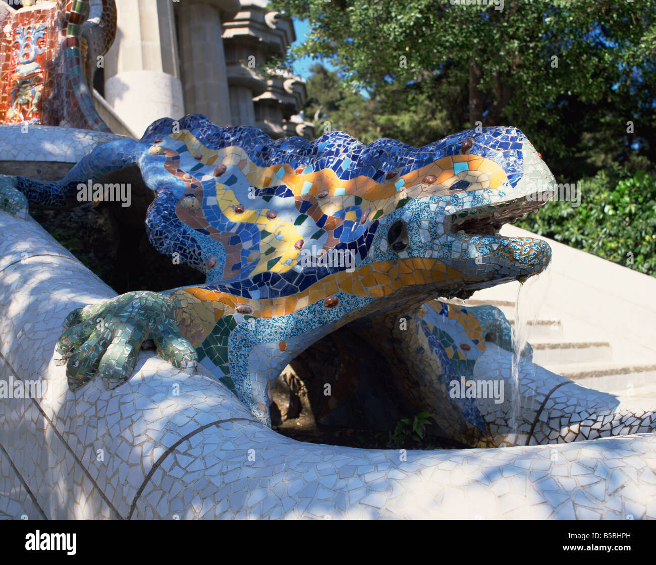 Près d'une mosaïque dragon statue dans le Parc Guell de Gaudi à Barcelone Catalogne Espagne architecture N Francis Banque D'Images