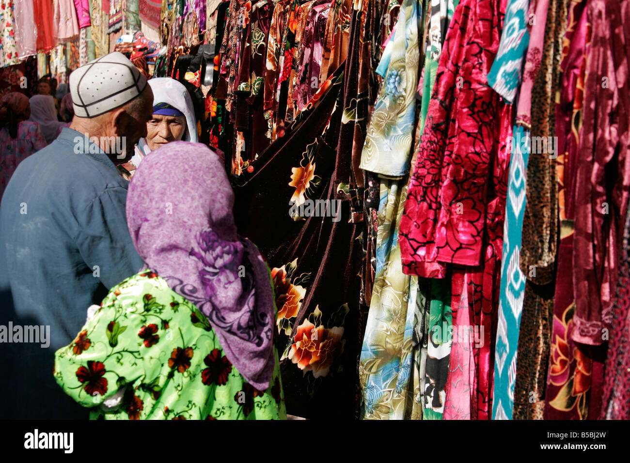 Vieux homme ouzbek avec sa femme achats le dimanche marché en Urgut, l'Ouzbékistan, en Asie centrale Banque D'Images