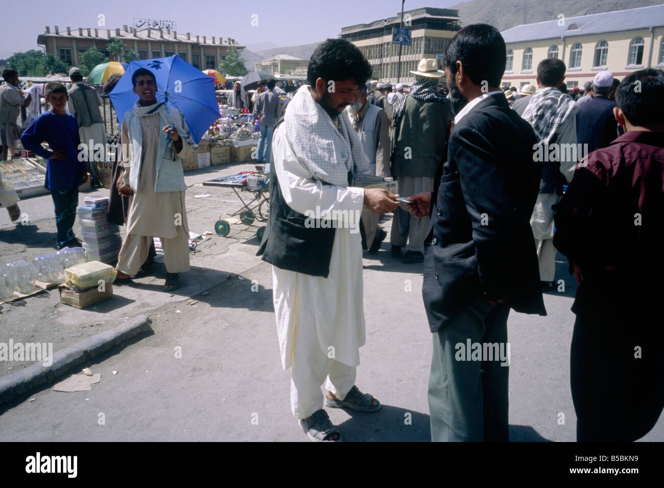 Les étals de marché Bazar ville affiche des biens de personnes d'échanger de l'argent homme changeurs Kaboul Afghanistan Banque D'Images