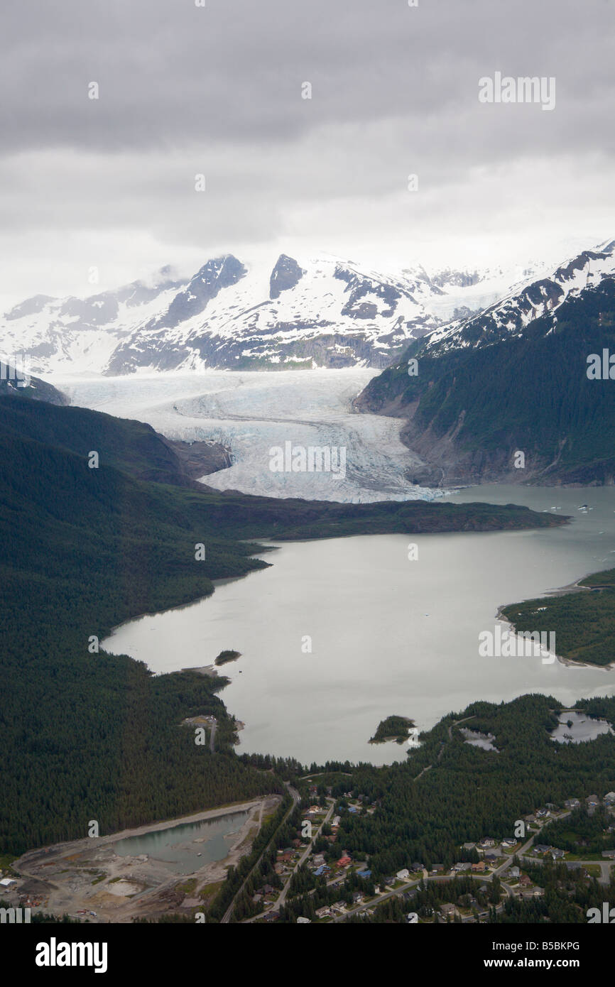 Mendenhall Glacier s'écoule dans le lac Mendenhall près de Juneau, Alaska, USA Banque D'Images