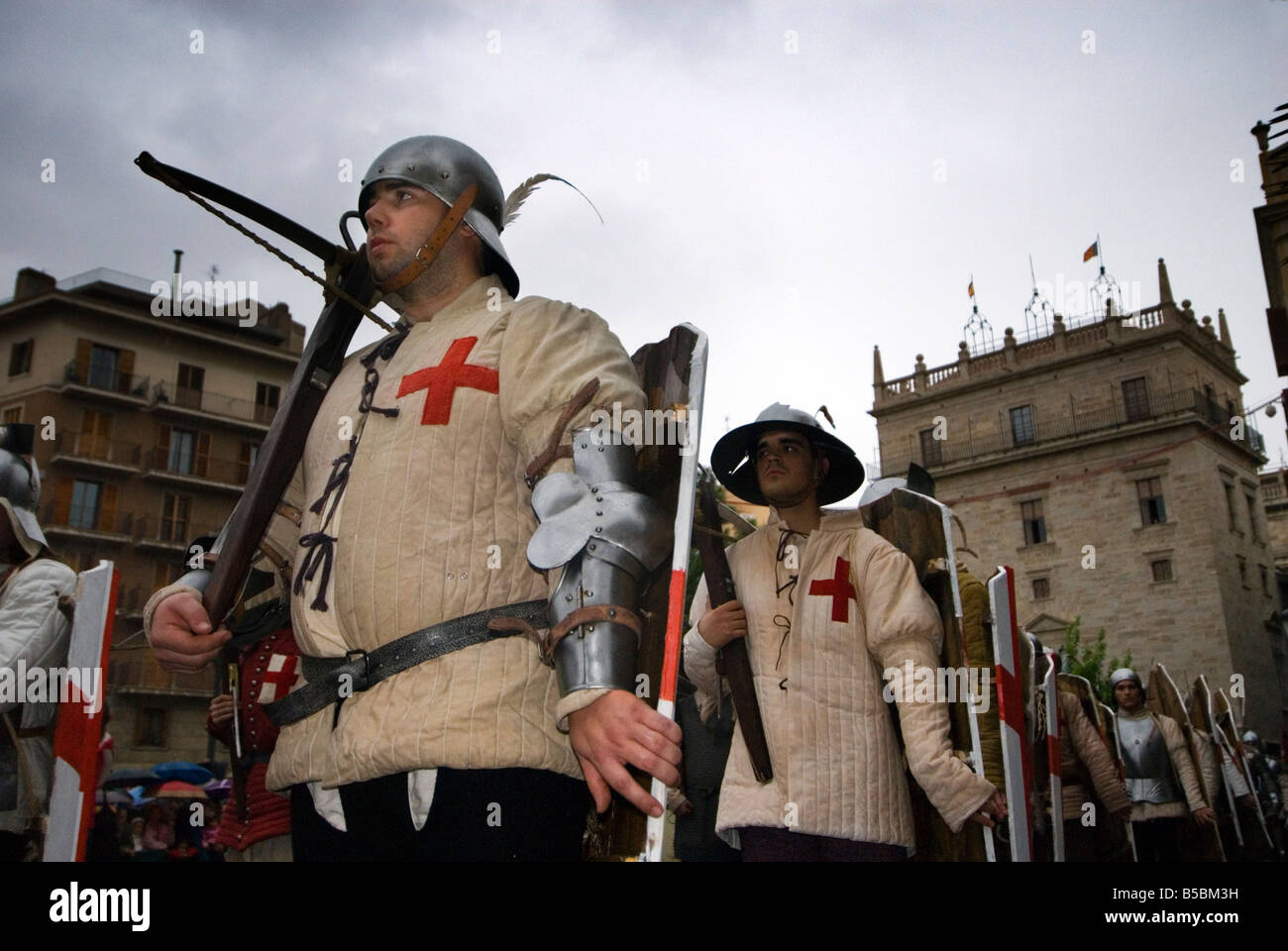 Soldats chrétiens avec arbalète en espagnol parade civique Valence fête ses fiesta Nou D Octubre 9 octobre Valencia Banque D'Images