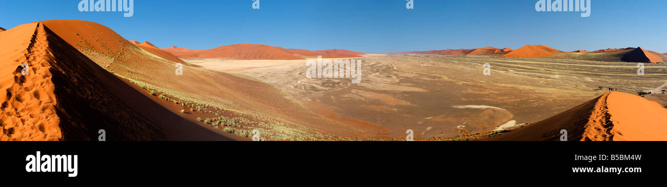 Du haut d'une dune de sable dans le Namib-Naukluft National Park, Namibie Banque D'Images