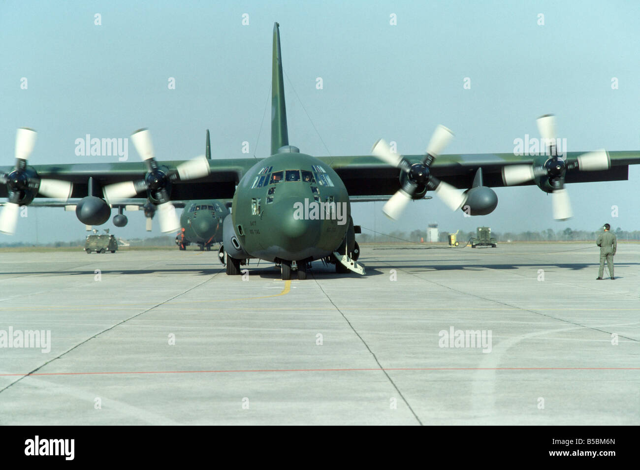 C-130 de l'US Air Force sur la piste, se prépare à décoller Banque D'Images