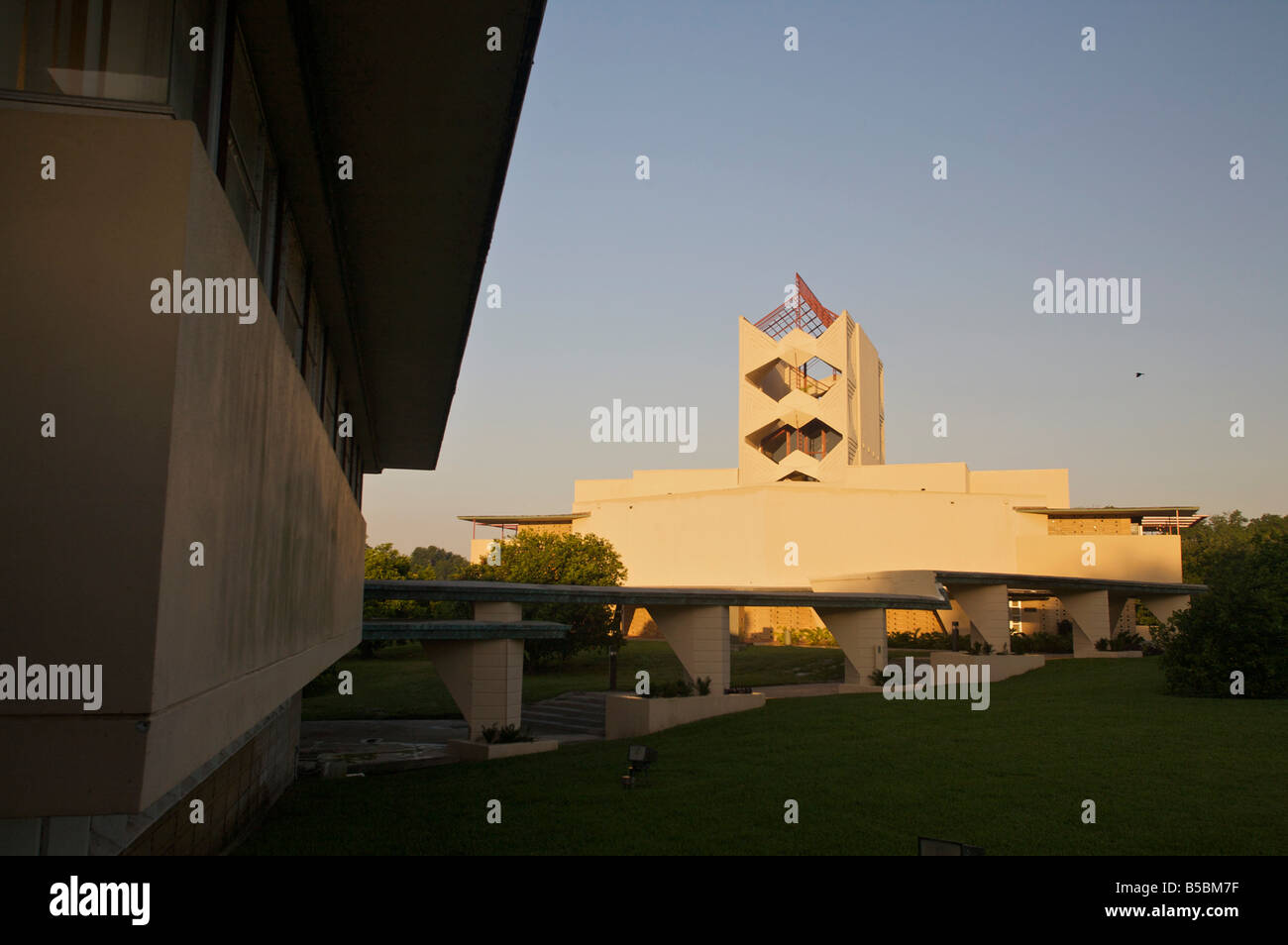 Conçu par l'architecte Frank Lloyd Wright la Annie Pfeiffer Chapelle sur Florida Southern College dans la région de Lakeland, Floride Banque D'Images